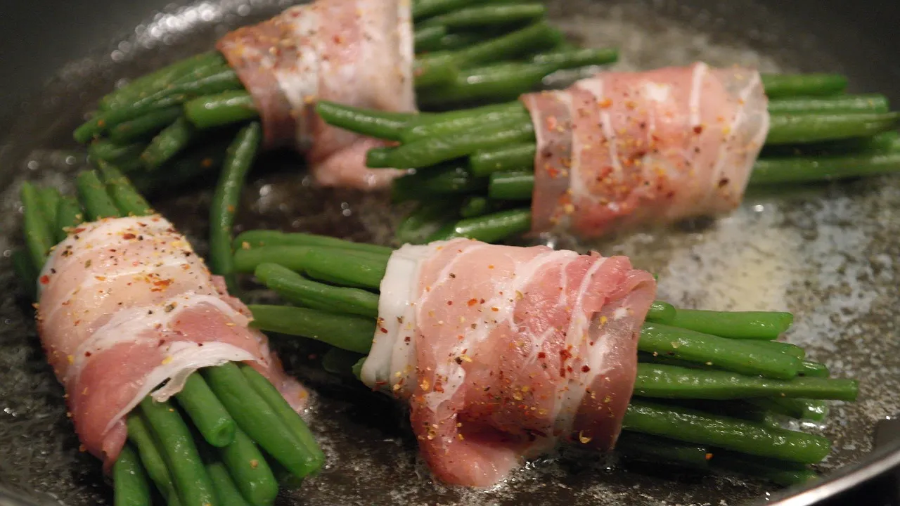Breakfast Salad with Bacon and Eggs - Tastemaker Blog