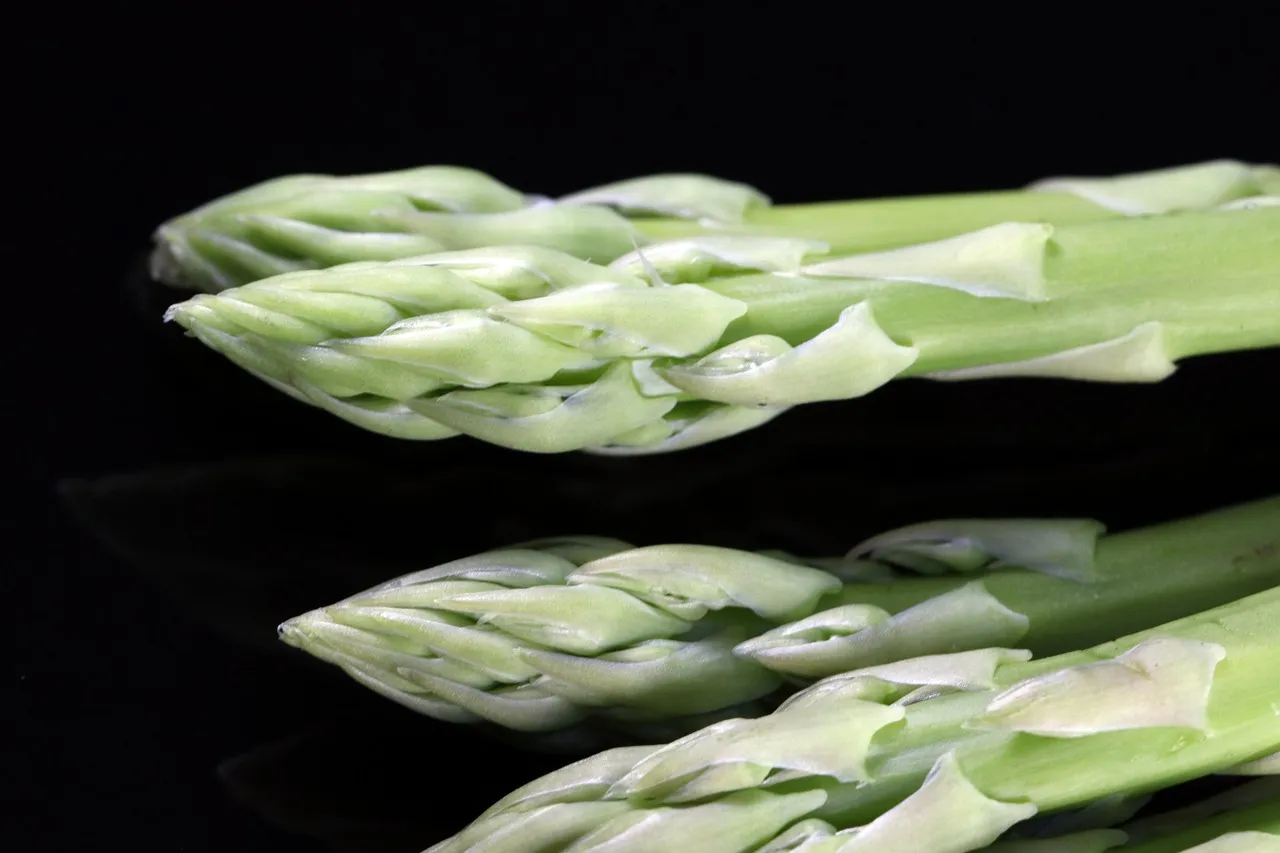 Asparagus Tartine with Kale Walnut Pesto - Tastemaker Blog