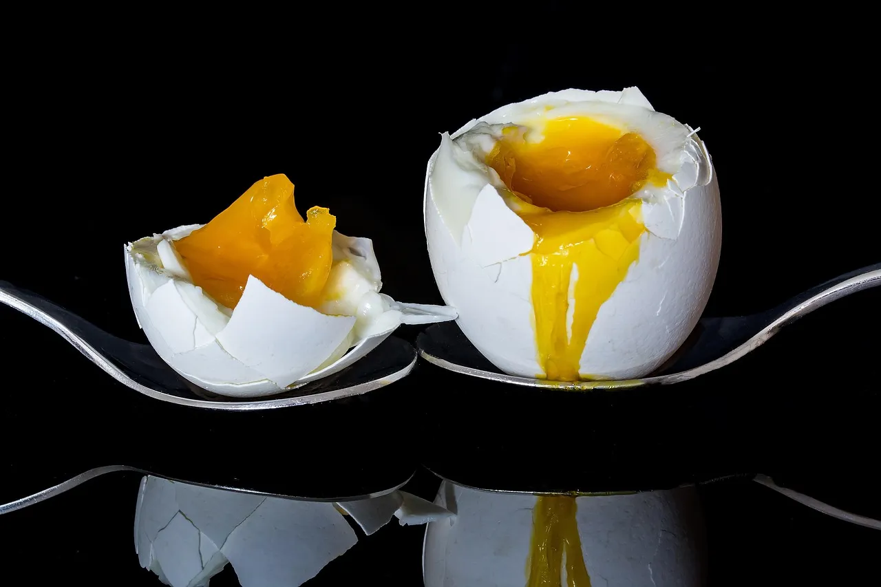 BLT Eggs Benedict with Blender Hollandaise - Tastemaker Blog